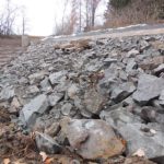 Bořetice - zpevnění hráze kamenivem 2